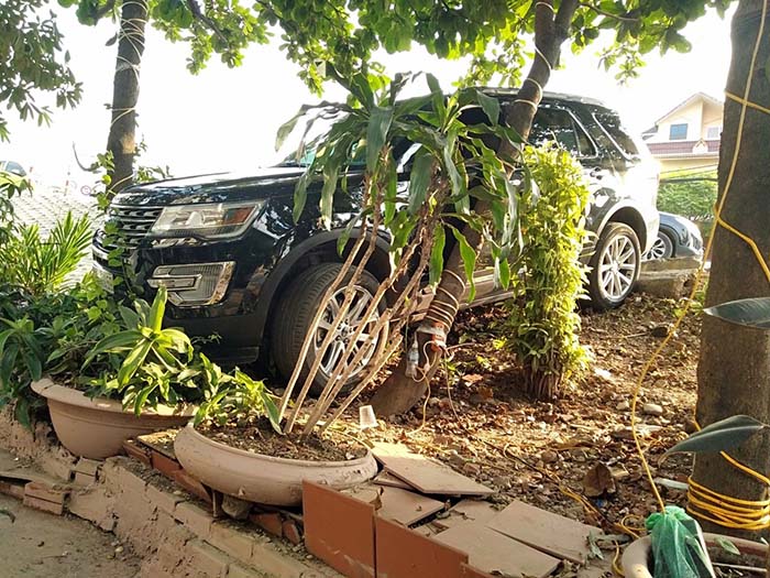 Cứu hộ xe Ford Limited lao xuống đê Bồ Đề Hà Nội