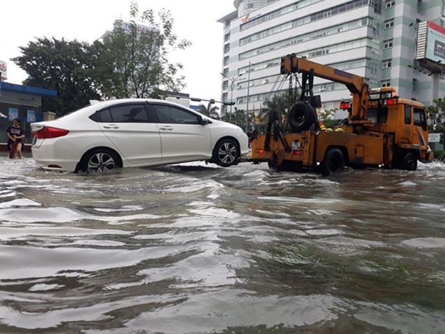 Cứu hộ xe ngập nước tại Hải Dương