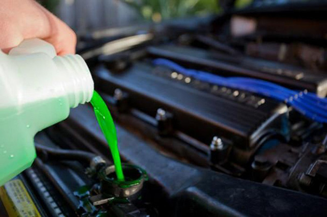 Kiểm tra và thay nước làm mát khi bảo dưỡng ô tô nếu cần