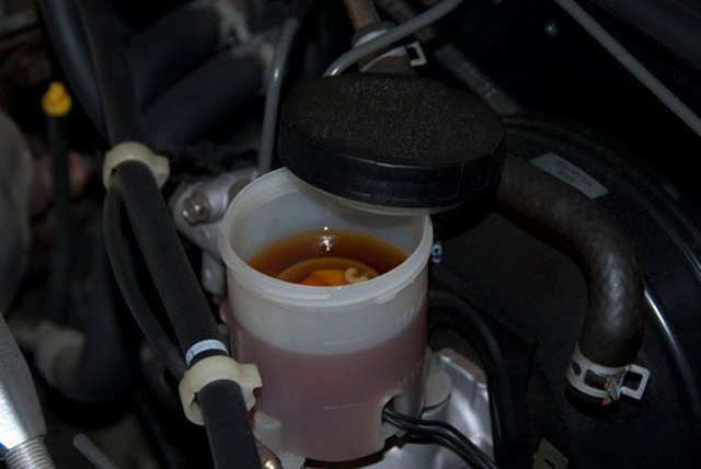 Kiểm tra dầu để bảo quản ô tô