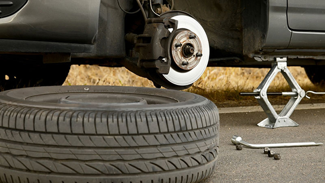 Thay vị trí các lốp xe để bảo quản ô tô