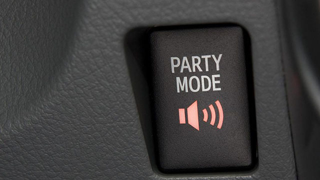 Nút Party mode trên một số xe của Toyota