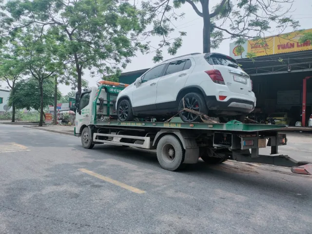 Dịch vụ cứu hộ ô tô tại cầu Vĩnh Tuy bao gồm cứu hộ khẩn cấp khi xe gặp sự cố