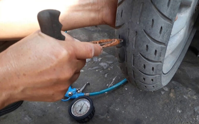 Vá lốp ô tô bằng phương pháp vá dùi