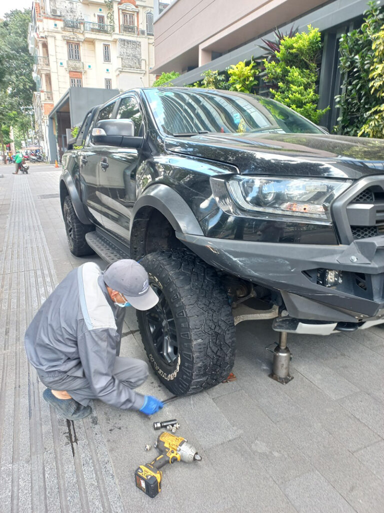 Đội ngũ nhân viên chuyên nghiệp, triển khai quy trình vá lốp chuyên nghiệp