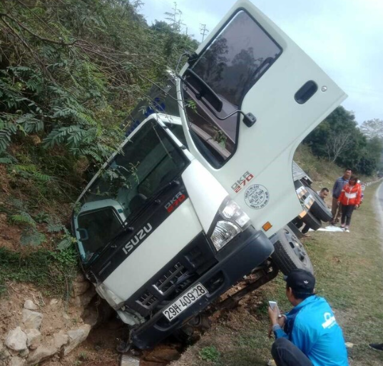 Cứu hộ xe ô tô tải hãng isuzu bị lật xe do đi vào rãnh tại Sóc Sơn