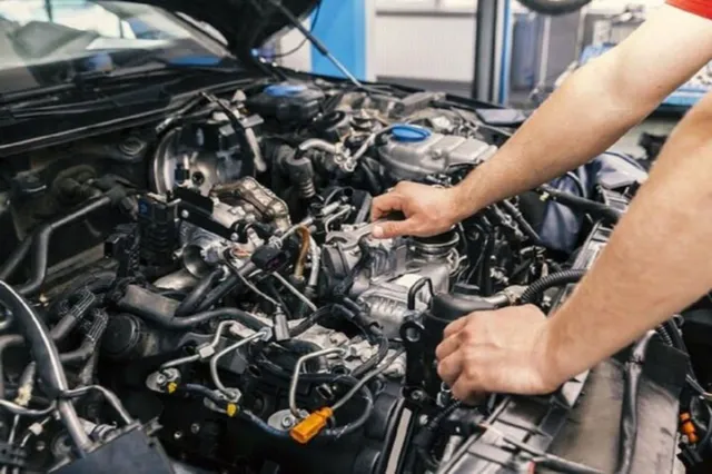 Động cơ xe máy bị hỏng hoặc mòn là một trong những nguyên nhân gây tiếng kêu lạ