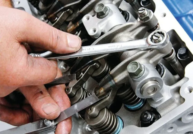 Kiểm tra và siết lại các ốc vít các bộ phận trên xe