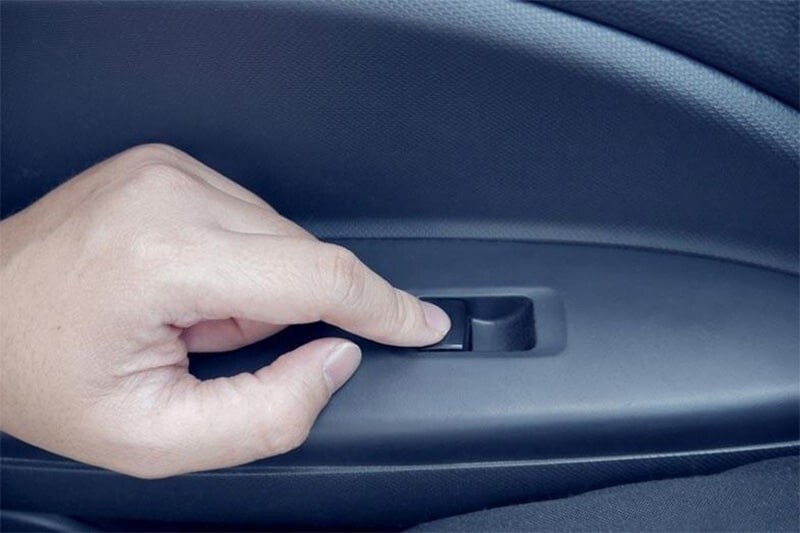 Cách mở cửa xe hơi khi bị khóa từ bên trong