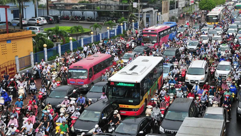 Tình hình giao thông tại Quận Cầu Giấy rất ùn tắc vào giờ cao điểm