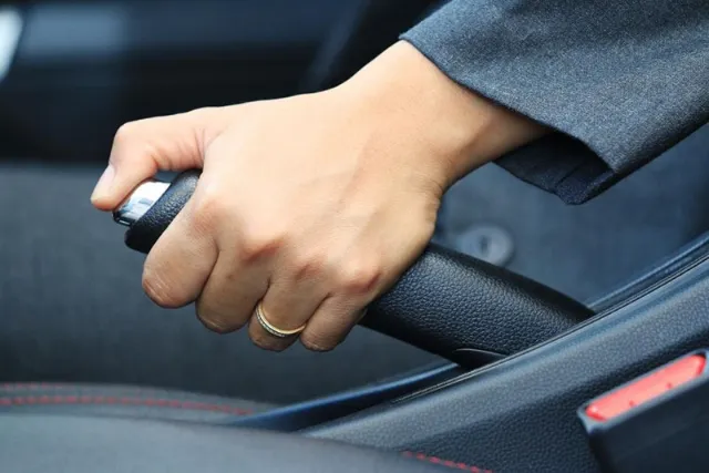Khi khởi động xe ở dốc, không kéo phanh tay
