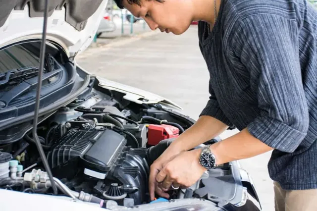 Kinh nghiệm mua xe ô tô cũ là nên kiểm tra kỹ máy móc, động cơ