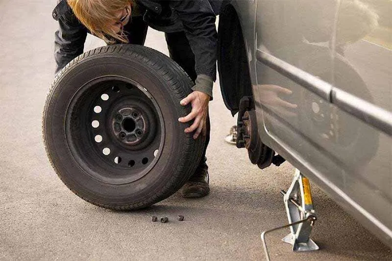 Thay lốp dự phòng cần thực hiện đúng kỹ thuật để đảm bảo an toàn