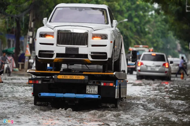 Dịch vụ cẩu siêu xe Roll Royce về gara