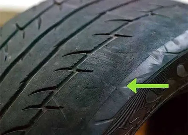 Khi thấy lốp xe ô tô bị mòn bạn cần thay thế lốp mới