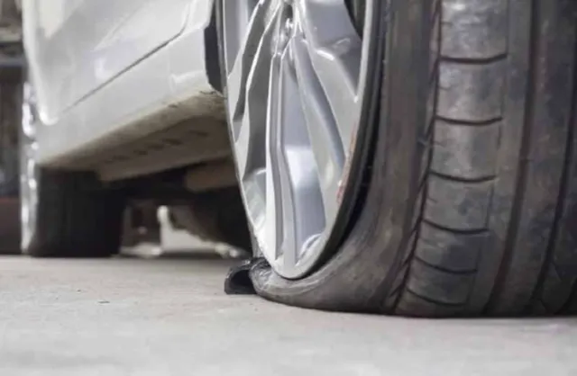 Lốp xe ô tô bị thủng, rách cần được thay thế lốp mới