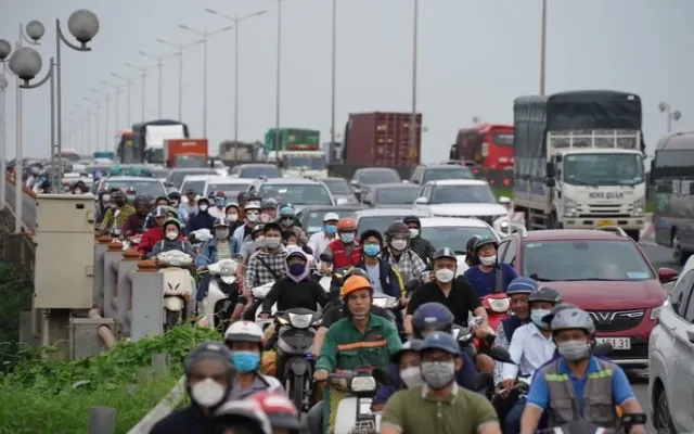 Tình trạng giao thông tắc nghẽn tại Hai Bà Trưng giờ cao điểm