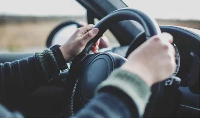 Vô lăng rung lắc, xe chạy không ổn định cũng là dấu hiệu cảnh bảo bạn nên thay lốp xe mới