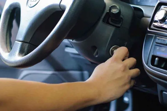 Khi ắc quy ô tô yếu xe khó khởi động