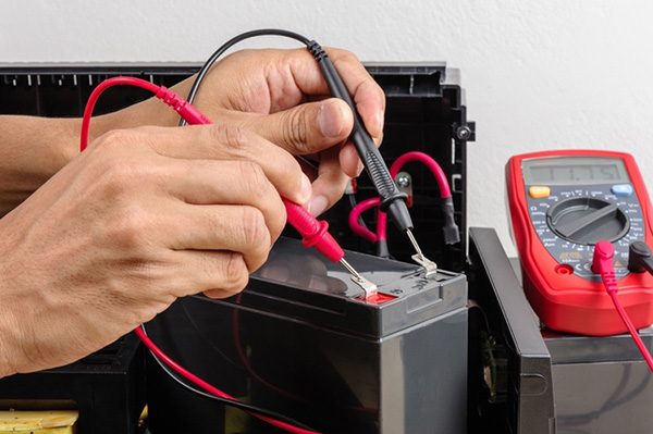 Sử dụng máy kiểm tra ắc quy chuyên dụng
