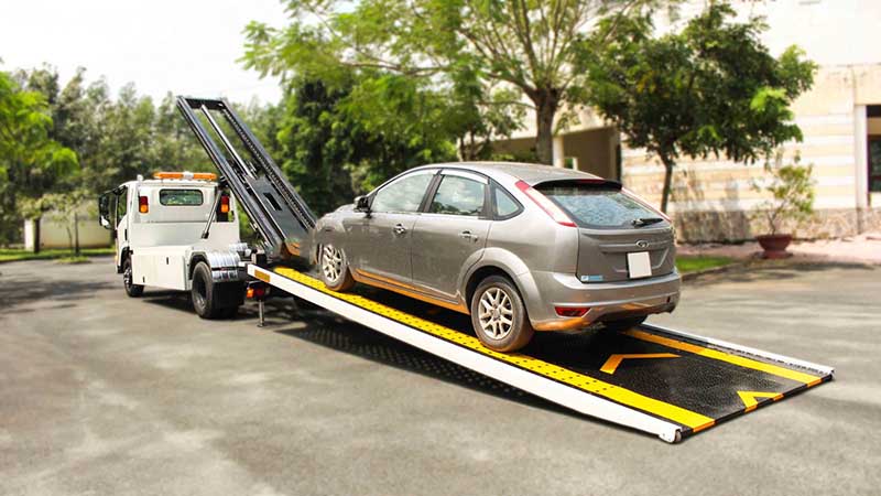 Khi xe bị tai nạn, hỏng hóc nặng, bạn nên gọi xe cứu hộ sàn trượt