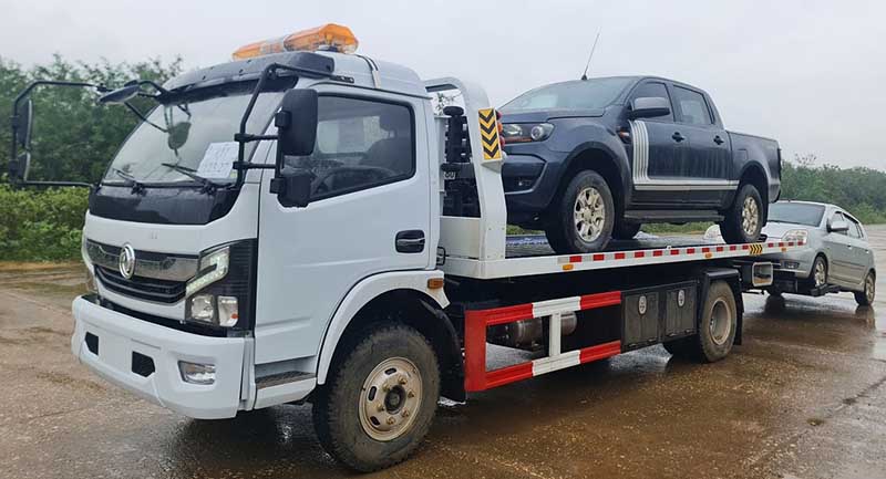 Sử dụng xe cứu hộ sàn trượt giúp đưa xe gặp nạn lên sàn nhẹ nhàng, hạn chế tối đa trầy xước