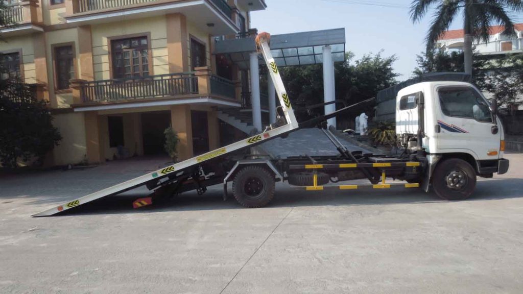Đặc điểm của xe cứu hộ sàn trượt là bộ phận sàn phía sau làm bằng kim loại có khả năng trượt lên xuống