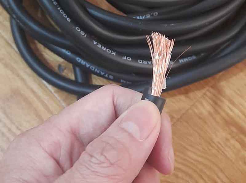 Tuốt đầu dây câu bình ắc quy đã chuẩn bị, mỗi đầu để lộ khoảng 3cm lõi đồng