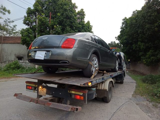 Cứu hộ siêu xe Bentley màu tro bị chết máy tại khu vực bãi sông Hồng Nhật Tân - Tây Hồ - Hà Nội.