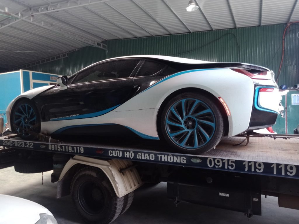 Cứu hộ xe BMW i8 màu trắng bị chết máy tại đường An Dương Vương Tây Hồ Hà Nội đưa về garage