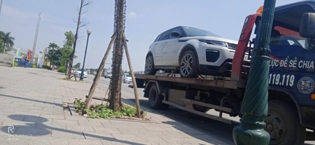 Cứu hộ xe Range Rover Evoque trắng tại khu đô thị Ngoại giao đoàn Tây Hồ Hà Nội