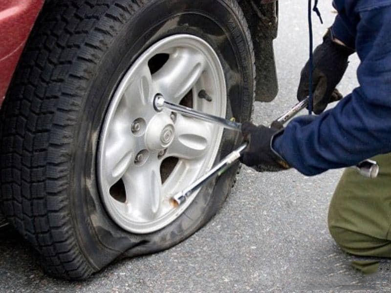 Dịch vụ cứu hộ lốp ô tô là hình thức hỗ trợ kỹ thuật lưu động khi tài xế gặp sự cố lốp