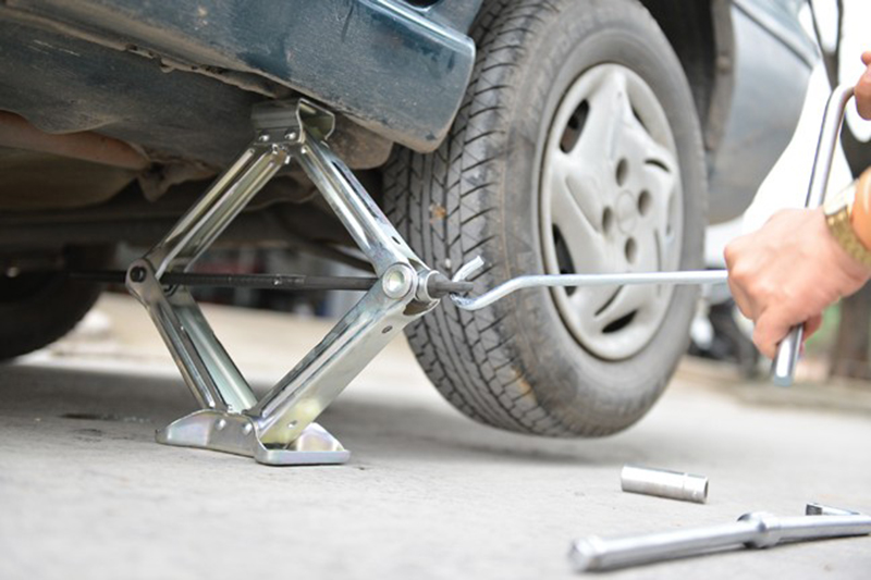 Nên gọi cứu hộ lốp khi gặp sự cố để đảm bảo an toàn