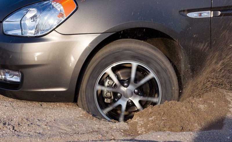 Cứu hộ xe ô tô bị sa lầy, mắc kẹt