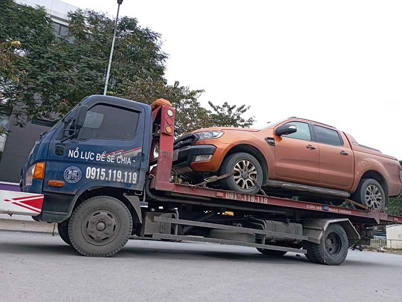 Cẩu kéo xe về gara