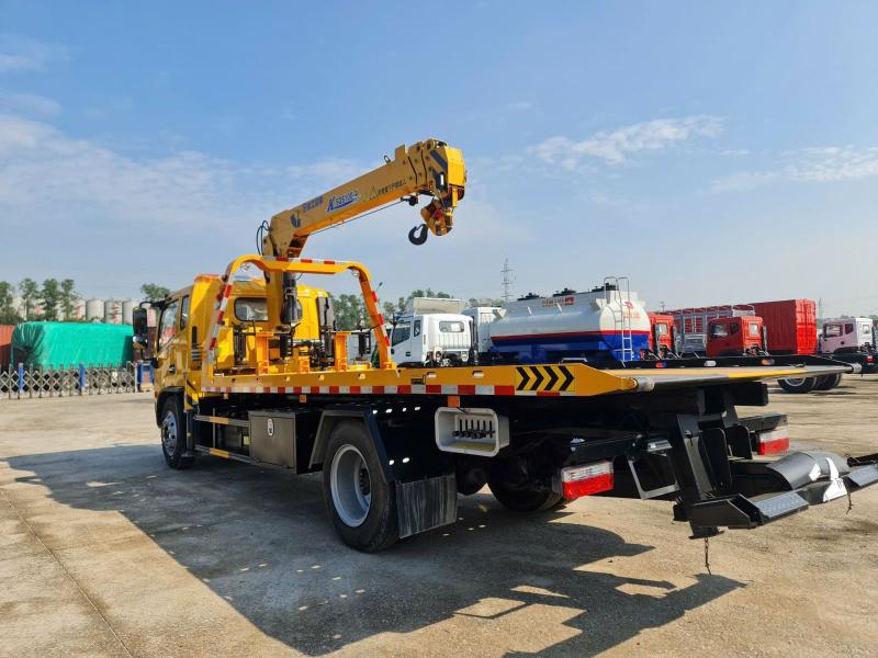 Đội xe cứu hộ chuyên dụng luôn sẵn sàng có mặt trong 15-30 phút để hỗ trợ bạn tại chỗ hoặc kéo xe về gara an toàn.