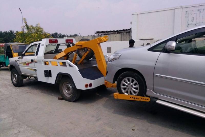 Sử dụng xe kéo chuyên dụng là giải pháp an toàn và nhanh nhất để đưa phương tiện của bạn thoát khỏi khu vực rủi ro.