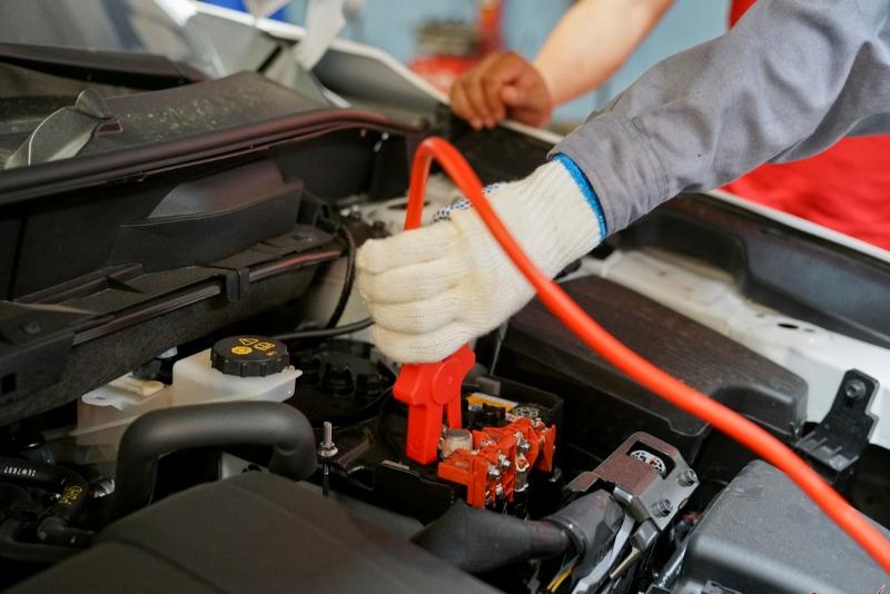 Kỹ thuật viên sử dụng thiết bị chuyên dụng để kích bình ắc quy, giúp xe khởi động lại nhanh chóng chỉ trong 5–10 phút.
