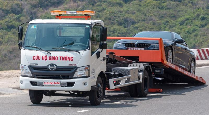 Cứu hộ ô tô đường quốc lộ 1A vận chuyển ô tô bằng xe sàn chuyên dụng nhanh chóng 