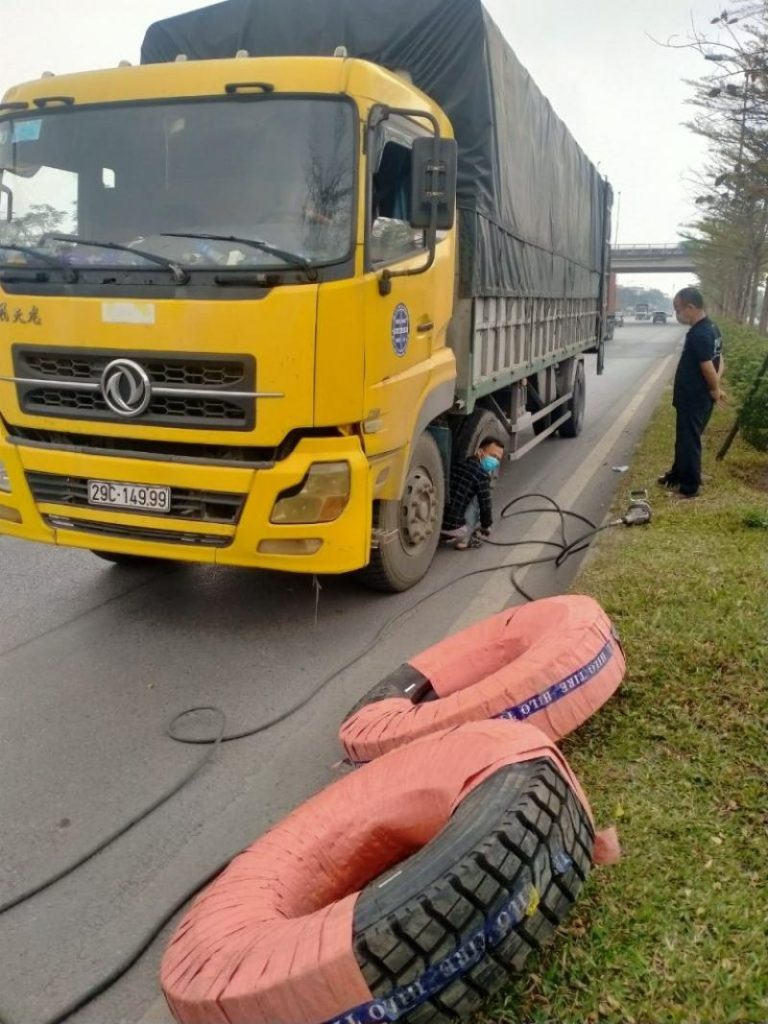 Cứu hộ ô tô gia lâm hỗ trợ sửa chữa và thay lốp xe tải khi gặp sự cố trên đường
