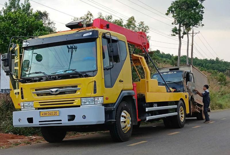 Cứu hộ ô tô gia lâm điều động xe cứu hộ hạng nặng xử lý xe tải gặp sự cố